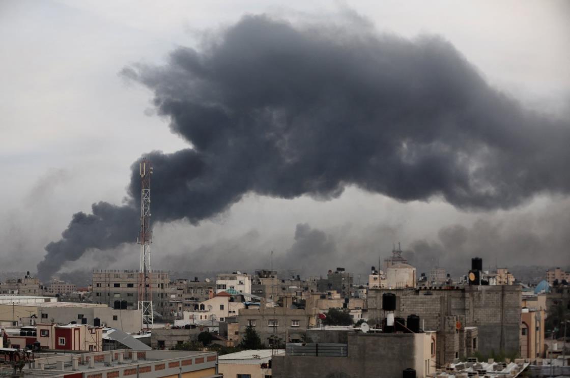 Smoke rises after Israeli strikes in Khan Younis, southern Gaza Strip, Palestine, Dec. 10, 2023. (Reuters Photo)