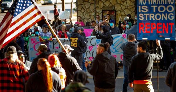 俄勒冈州酒吧的拖故事时间吸引了携带枪支的抗议者