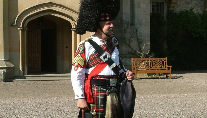 一名女子因朋友反对而取消与10岁大新郎的婚礼,几天后被吊死 一名女子因朋友反对而取消与10岁大新郎的婚礼,几天后被吊死