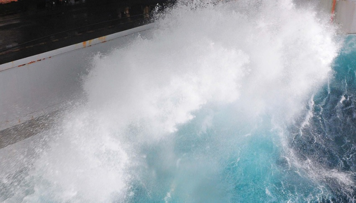 一艘货船在黑海沉没后,对12名失踪船员的搜寻工作因暴风雨而延误 一艘货船在黑海沉没后,对12名失踪船员的搜寻工作因暴风雨而延误