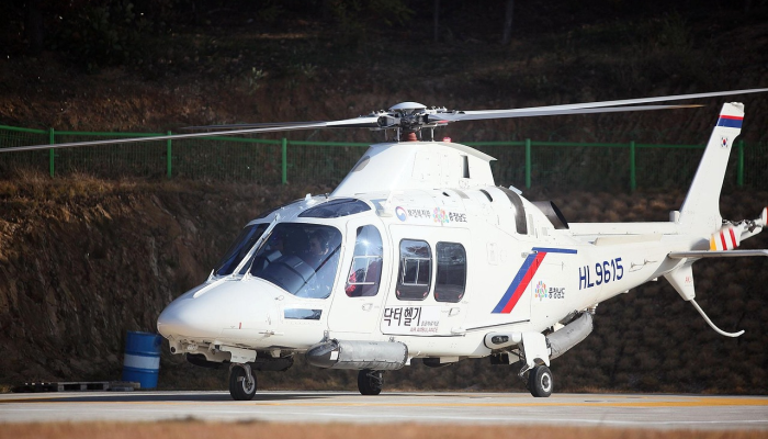一架小型飞机在巴黎郊区紧急降落 一架小型飞机在巴黎郊区紧急降落