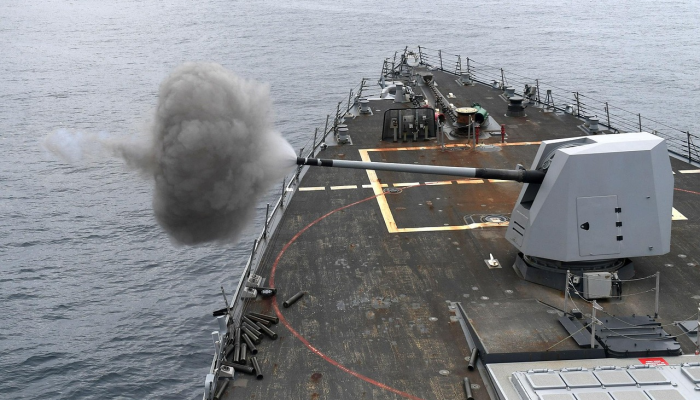 中央司令部表示,胡塞武装的导弹向红海的货船和美国军舰发射 中央司令部表示,胡塞武装的导弹向红海的货船和美国军舰发射