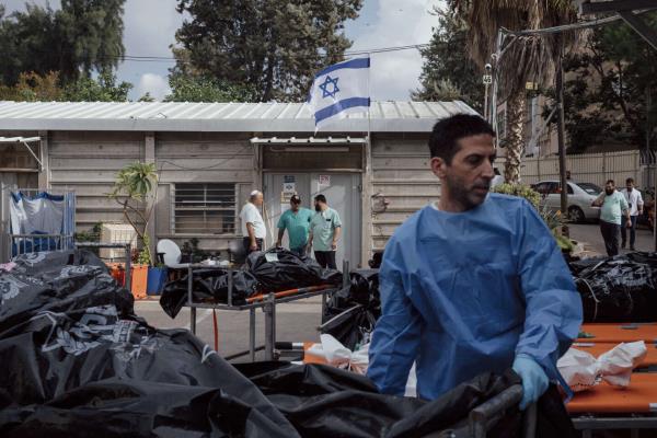 “规模太可怕了”：辨认被烧毁的以色列尸体的艰巨任务