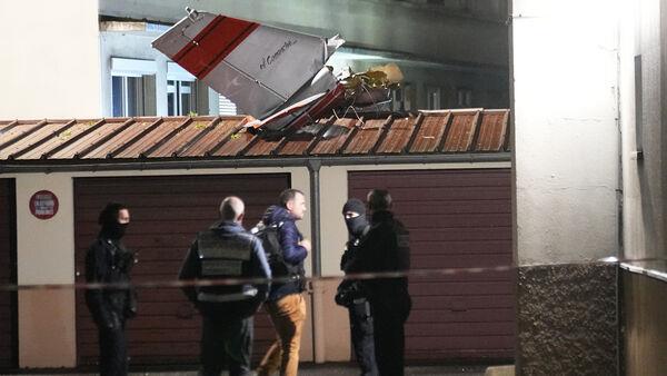 Small plane makes emergency landing in Paris suburbs