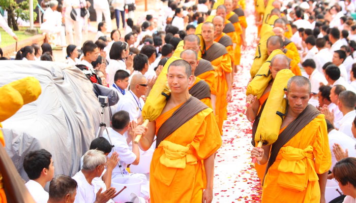 UM学生在毕业典礼上上台跳舞,这是学院传统的一部分 UM学生在毕业典礼上上台跳舞,这是学院传统的一部分