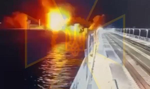 不可思议的时刻，乌克兰无人机袭击了普京耗资40亿美元的大桥，引发巨大爆炸