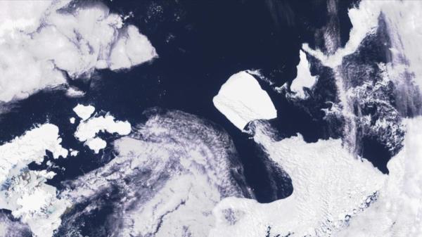 世界上最大的冰山之一从南极洲漂流而来