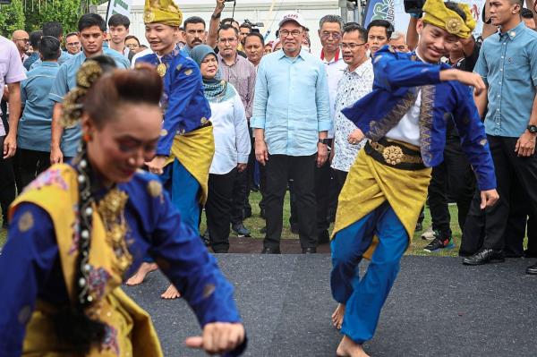 新少数党领袖宣布“人民的胜利”,预计将赢得15个席位 新少数党领袖宣布“人民的胜利”,预计将赢得15个席位