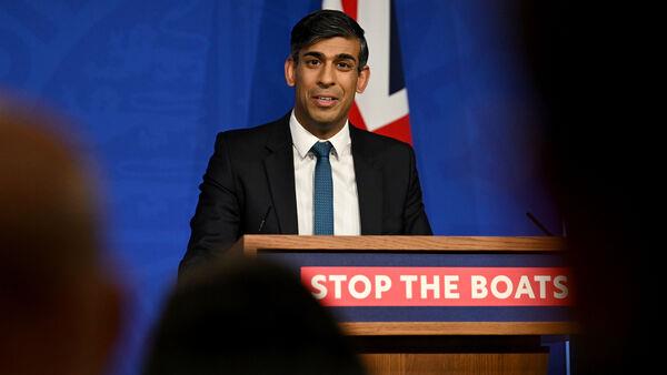 泰勒·斯威夫特在2023时代的演出结束时感谢巡演的家人