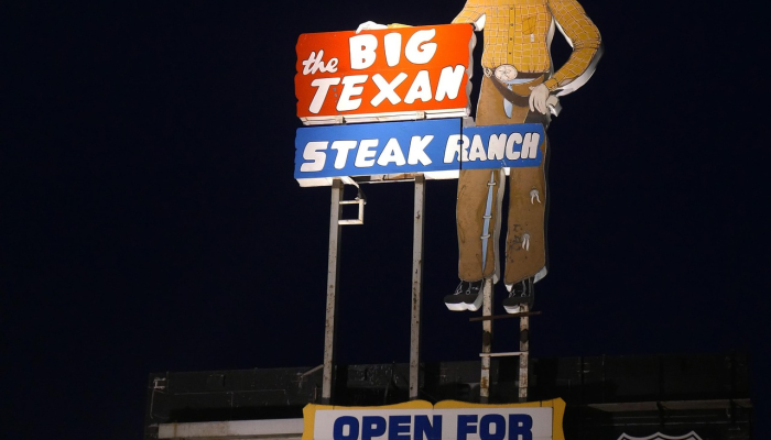 一辆汽车撞进德克萨斯医院,造成1人死亡,5人受伤 一辆汽车撞进德克萨斯医院,造成1人死亡,5人受伤