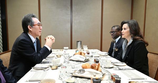 Foreign Minister Cho Tae-yul (L) holds a breakfast meeting with Michigan Gov. Gretchen Whitmer (R) in Seoul on March 8, 2024. (Yonhap)