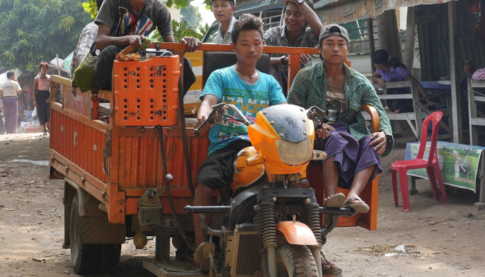 警方称,三名15岁的男孩在一辆汽车撞向密苏里州的家中时丧生 警方称,三名15岁的男孩在一辆汽车撞向密苏里州的家中时丧生