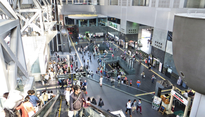 超市乐购在创纪录的圣诞节后提高利润预测