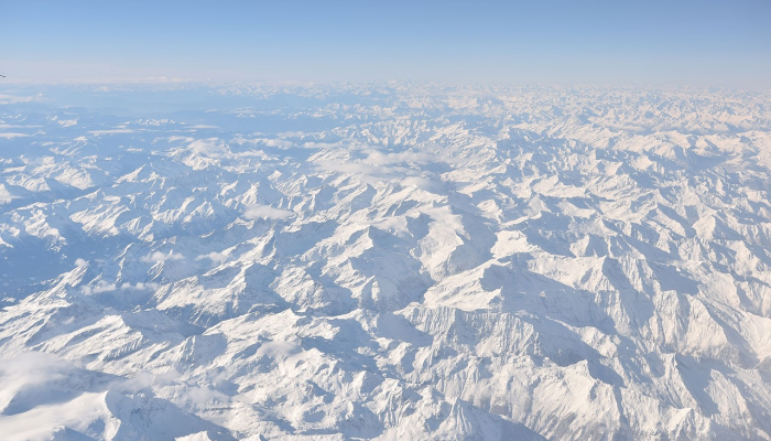 新加坡航空公司的飞机在湍流中承受了巨大的重力波动：报告