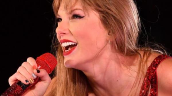 泰勒·斯威夫特在2023时代的演出结束时感谢巡演的家人