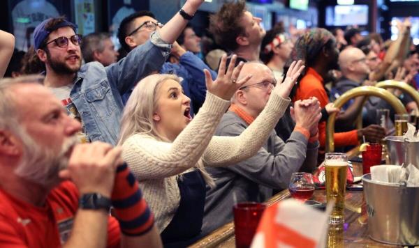 英国主要的连锁酒吧为为女队加油的英格兰球迷提供免费啤酒