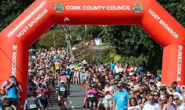 风暴贝蒂袭击海岸后，两名铁人选手死亡