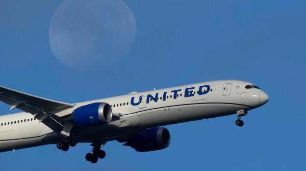 联邦调查局称，前飞行员再次分享空乘人员的裸照他要回监狱了