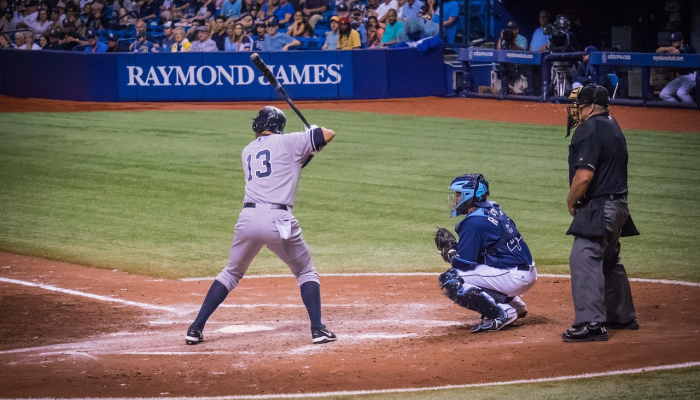 足球：英格兰队以3比2击败荷兰队，保住了巴黎之梦