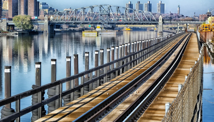 由于持续的洪水影响了纽约部分地区，美国铁路公司的服务在暂停后恢复