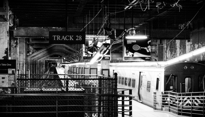 由于持续的洪水影响了纽约部分地区，美国铁路公司的服务在暂停后恢复