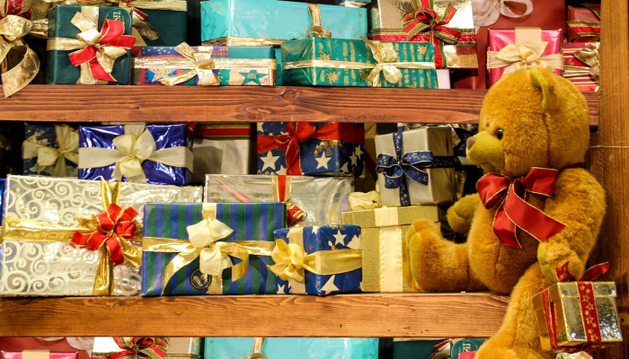 男孩在被偷的汽车和礼物被找回后得到了圣诞礼物 男孩在被偷的汽车和礼物被找回后得到了圣诞礼物