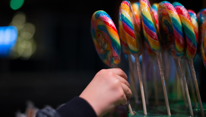 男孩在被偷的汽车和礼物被找回后得到了圣诞礼物 男孩在被偷的汽车和礼物被找回后得到了圣诞礼物