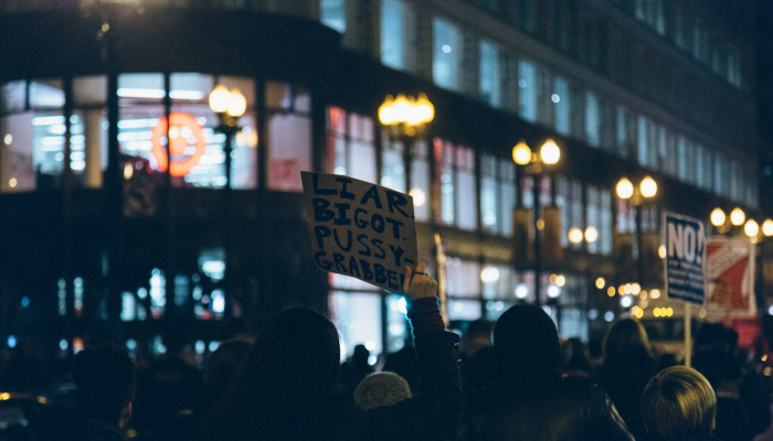 警方称南非城镇“暴徒”袭击，7人被烧死