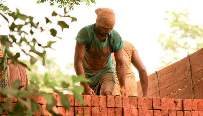 费恩：美国汽车工人联合会对通用汽车提起不公平的劳工行为指控，斯特兰提斯