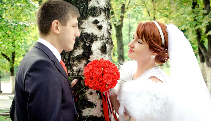 瓦妮莎·哈金斯和科尔·塔克在墨西哥举行了户外婚礼