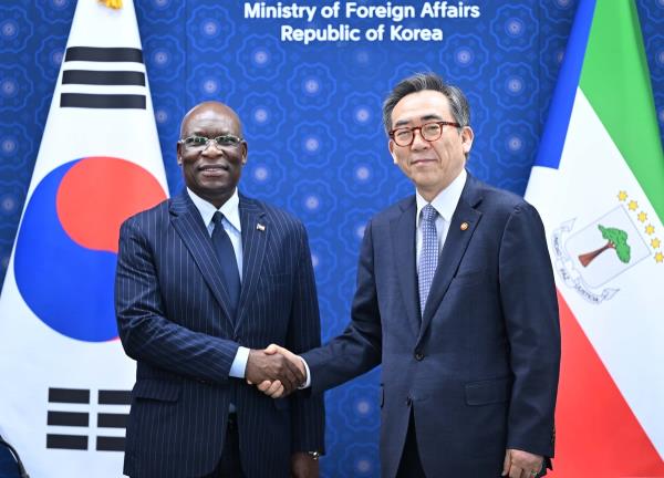 South Korean Foreign Minister Cho Tae-yul (R) poses for a photo with his Equatorial Guinean counterpart, Simeon Oyono Esono Angue, at the Seoul ministry on April 17, 2024, in this photo provided by the ministry. (PHOTO NOT FOR SALE) (Yonhap)
