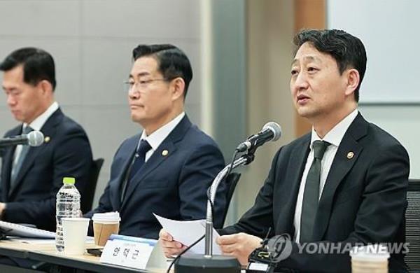This undated file photo provided by the Ministry of Trade, Industry and Energy shows Industry Minister Ahn Duk-geun (R). (PHOTO NOT FOR SALE)(Yonhap)