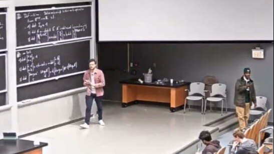 麻省理工学院的一名学生中断了反以色列的讲座，抗议解放巴勒斯坦的口号