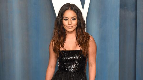 瓦妮莎·哈金斯和科尔·塔克在墨西哥举行了户外婚礼