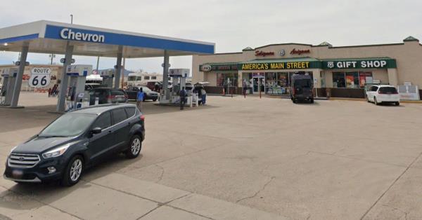 警长说，一名女子被绑架后在加油站留下了“拨打911”的纸条