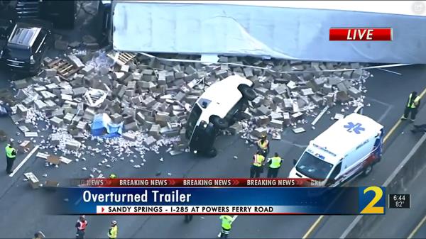 车祸发生后，四万磅鸡肉的生肉散落在乔治亚州际公路上