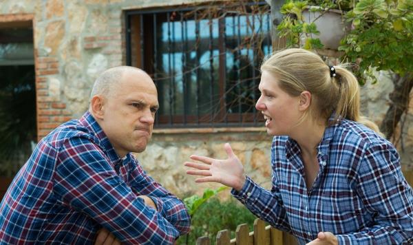邻居承认砍倒了一名女子私家花园的树，让她勃然大怒