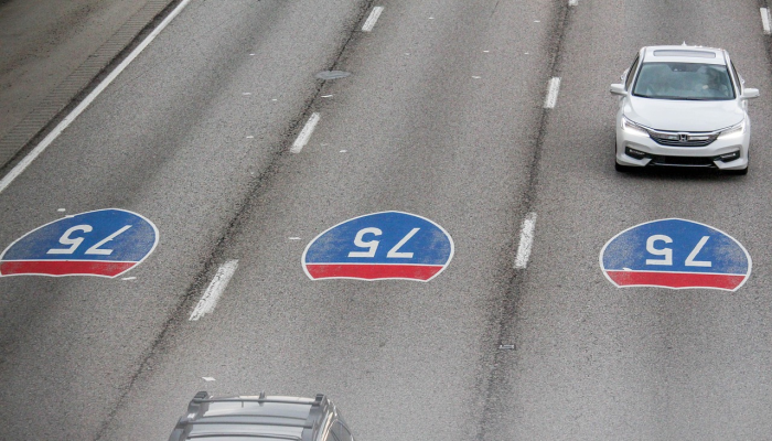 车祸发生后,四万磅鸡肉的生肉散落在乔治亚州际公路上 车祸发生后,四万磅鸡肉的生肉散落在乔治亚州际公路上