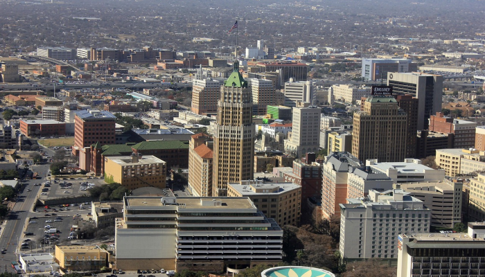 响尾蛇造访奥斯汀的德州国会大厦