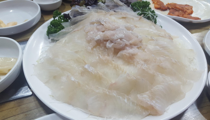 老鼠在厨房里窜来窜去，吃着生面团，男人在煎土豆看