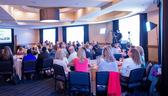 简要介绍爱荷华州党团会议的历史