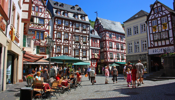 被誉为世界上“最辉煌的地方”之一的海滨小镇让每个人都想要分一杯羹