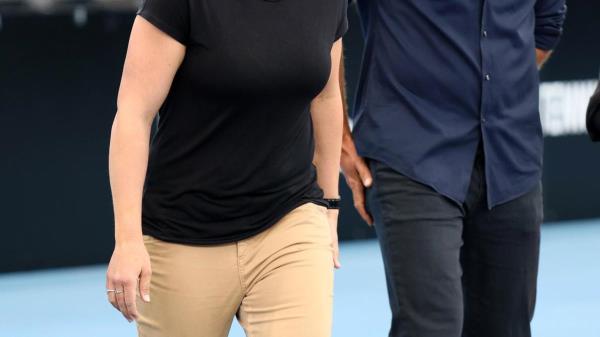 网球明星阿什·巴蒂在生下儿子后的第一场比赛