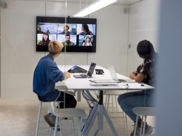 随着一些员工被迫回到办公室，一些员工被允许在家工作，人们的不满情绪在上升