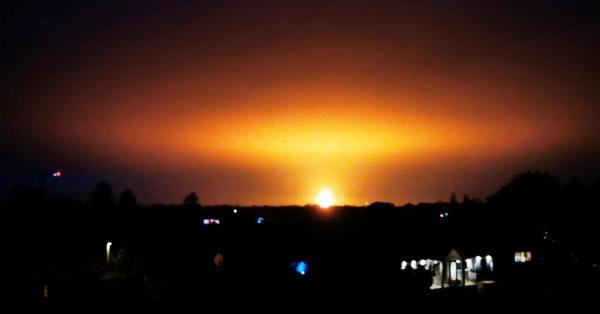 雷击导致牛津郡回收厂发生巨大爆炸