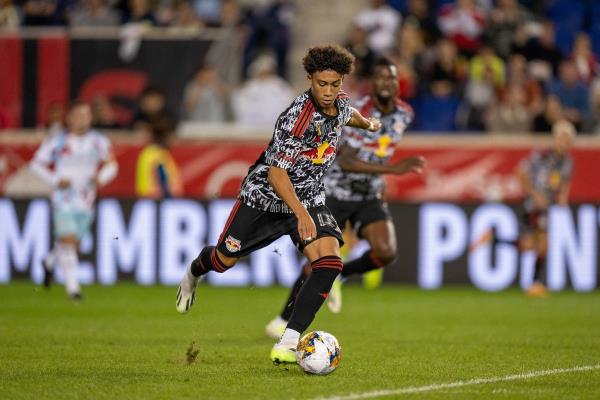 经过六个月的球探任务后，切尔西想签下美国职业足球大联盟的天才球员朱利安·霍尔