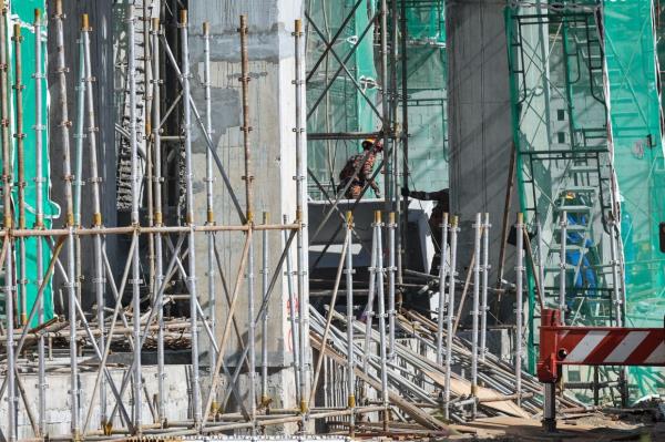 槟城仓库倒塌：救援人员奋力移开33吨重的横梁，营救遇难者