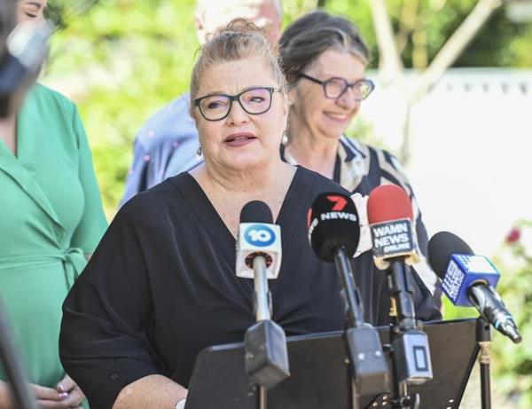 GEN WA Premier Roger Cook visits the Woodvale home of Jeanette and Lindsay McLeod to announce an electricity payment support. Jeanette McLeod discusses hew electricity bill with the Premier. Finance Minister Sue Ellery.
