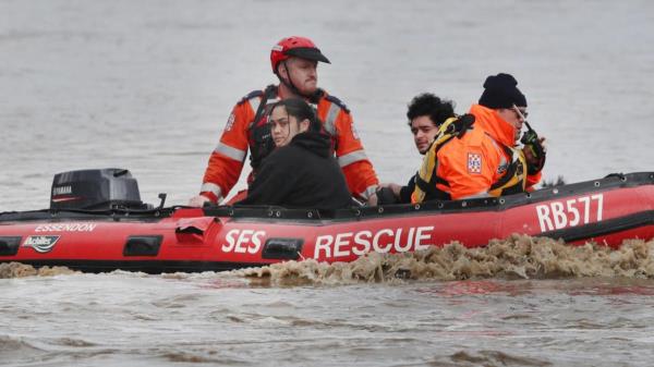 维多利亚：一名被困在洪水中的妇女获救