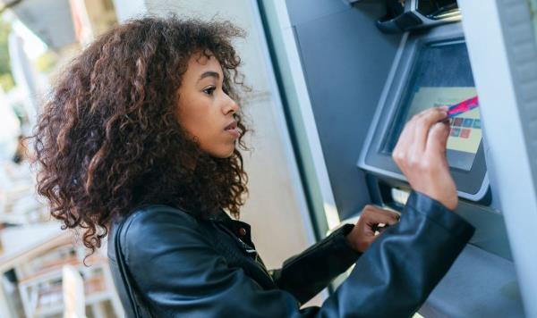 新规定称，银行将被处以罚款，除非它们提供免费提现服务